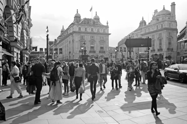 Menschen im Piccadilly Circus in London — Stockfoto