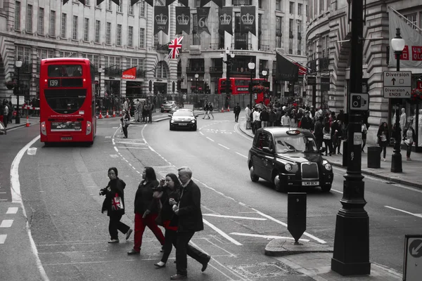 Menschen und Verkehr auf der Piccadilly Street, London Stockbild