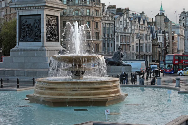 Fontein op trafalgar square, Londen — Stockfoto