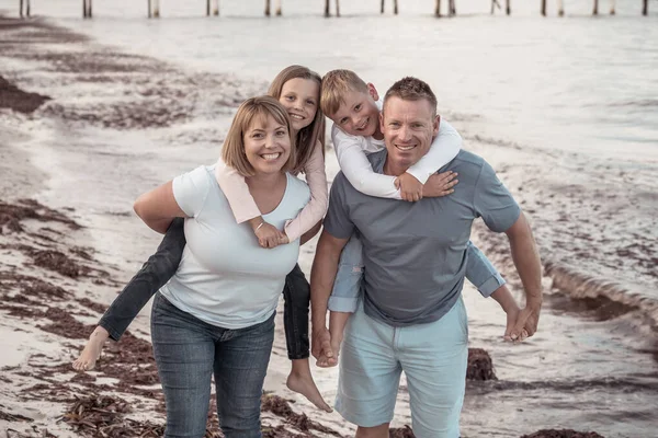 Retrato Aire Libre Una Familia Feliz Cuatro Miembros Mamá Papá — Foto de Stock
