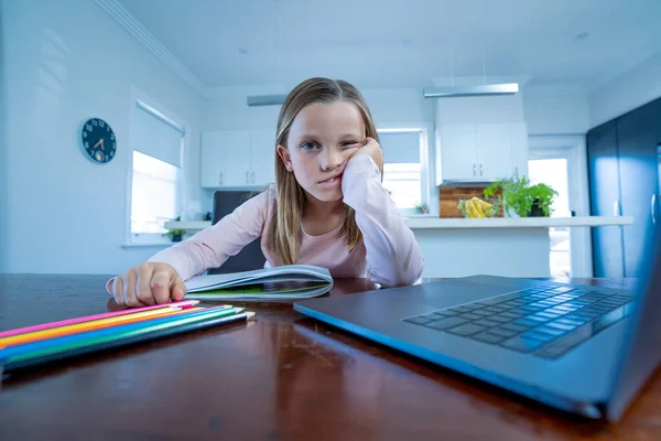 Triest Schoolmeisje Kijken Naar Virtuele Les Online Onderwijs Klassen Voelen — Stockfoto