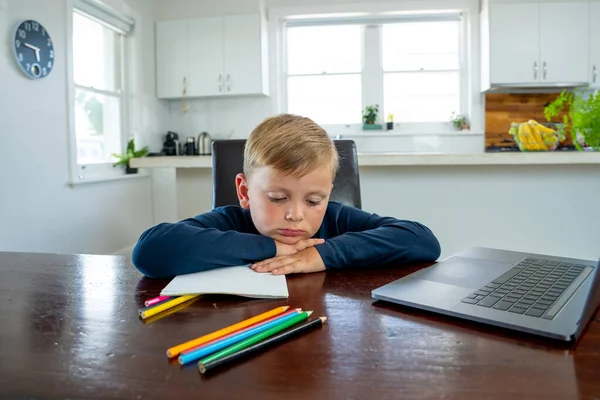 Triste Écolier Regardant Leçon Virtuelle Dans Les Classes Éducation Ligne — Photo