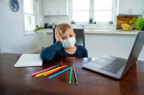 Školák Obličejovou Maskou Který Dívá Virtuální Lekci Online Vzdělávání Cítí — Stock fotografie