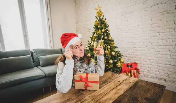 Lycklig Kvinna Firar Virtual Jul Och Nyår Hemma Ensam Lockdown — Stockfoto