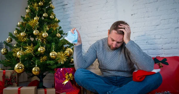 Szomorú Férfi Álarccal Otthon Egyedül Elszigetelve Karácsonykor Depressziós Gyászban Eltűnt — Stock Fotó