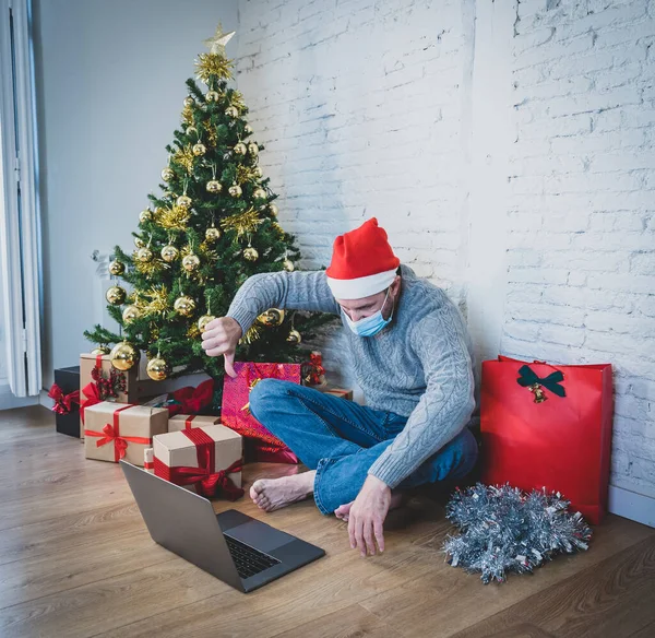 Sorglig Man Med Ansiktsmask Video Ringer Familj Och Vänner Känner — Stockfoto