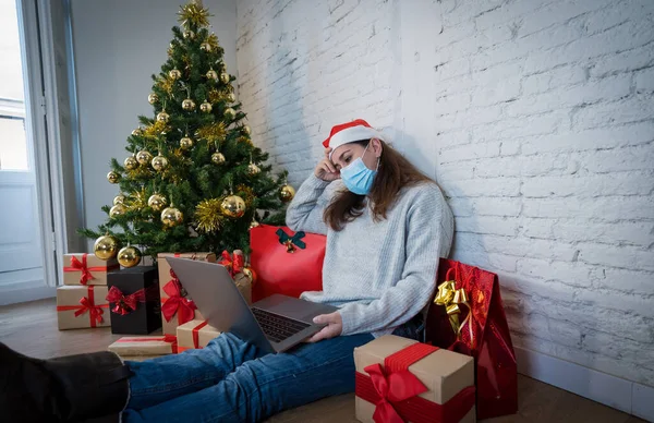 Tråkig Kvinna Med Ansiktsmask Video Ringer Familj Och Vänner Känner — Stockfoto