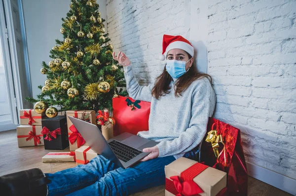 Tråkig Kvinna Med Ansiktsmask Video Ringer Familj Och Vänner Känner — Stockfoto