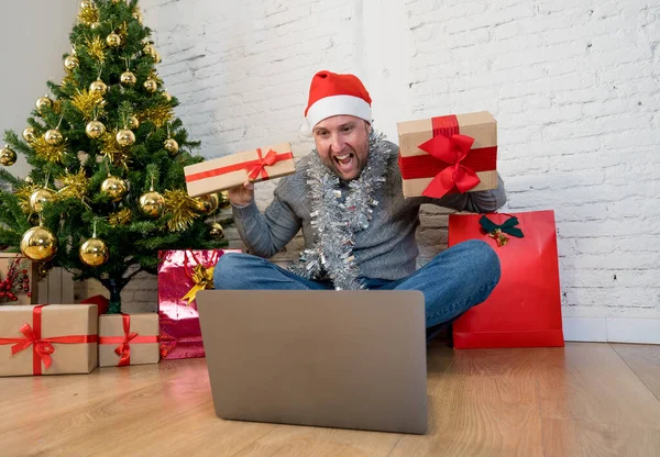 Glad Man Hemma Ensam Lockdown Firar Virtuella Jul Med Bärbar — Stockfoto