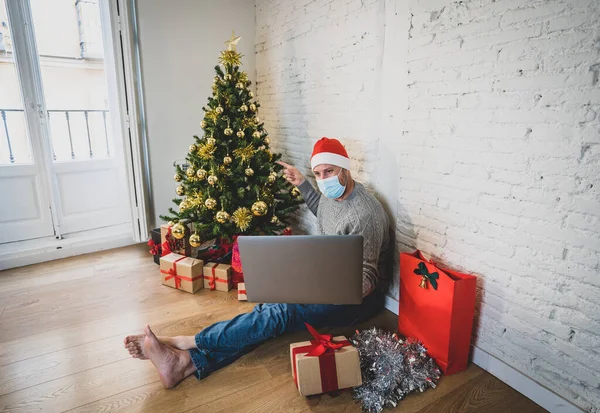 Glad Man Med Ansiktsmask Hem Ensam Lockdown Firar Virtuella Jul — Stockfoto