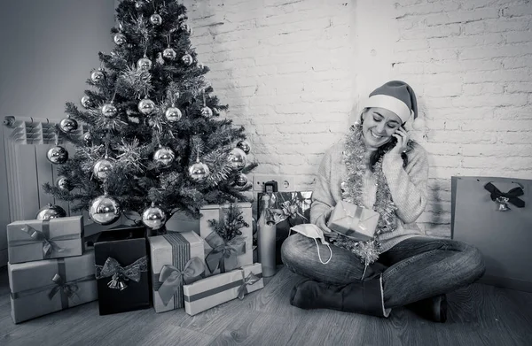 Mujer Feliz Cuarentena Celebrando Videollamadas Virtuales Navidad Familiares Amigos Teléfono — Foto de Stock