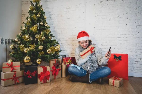 Lycklig Kvinna Karantän Firar Virtuella Jul Video Ringer Familj Och — Stockfoto