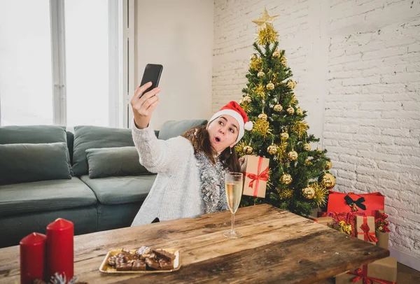 Lycklig Kvinna Karantän Firar Virtuella Jul Video Ringer Familj Och — Stockfoto