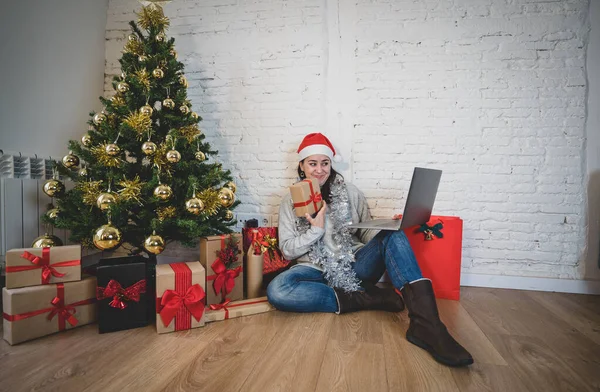 Lycklig Kvinna Ensam Lockdown Firar Virtuella Jul Video Ringer Familj — Stockfoto