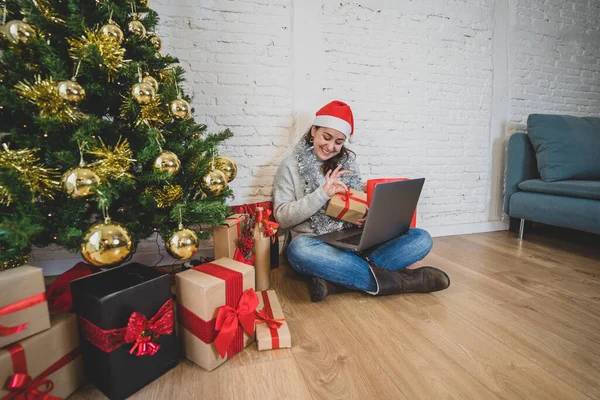 Mutlu Kadın Yalnız Başına Sanal Noel Videosunu Kutluyor Ailesini Arkadaşını — Stok fotoğraf