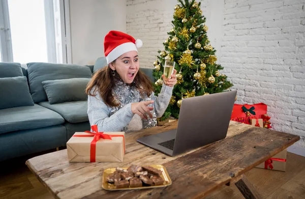 Lycklig Kvinna Ensam Lockdown Firar Virtuella Jul Video Ringer Familj — Stockfoto