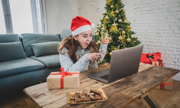 Mutlu Kadın Yalnız Başına Sanal Noel Videosunu Kutluyor Ailesini Arkadaşını — Stok fotoğraf