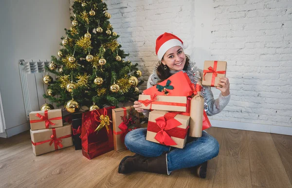 Lycklig Kvinna Firar Virtual Jul Och Nyår Hemma Ensam Lockdown — Stockfoto