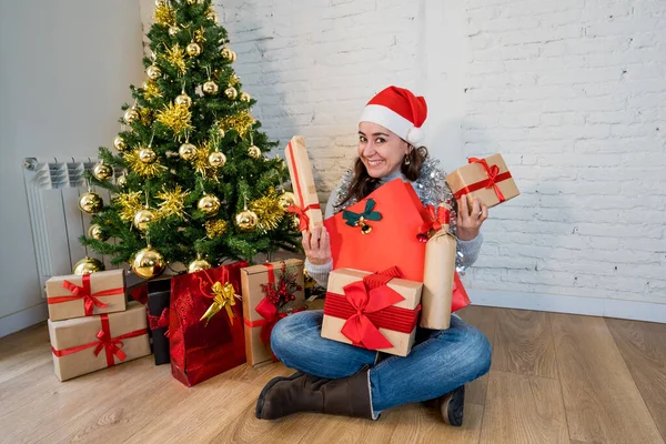 Lycklig Kvinna Firar Virtual Jul Och Nyår Hemma Ensam Lockdown — Stockfoto