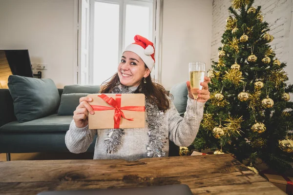 Lycklig Kvinna Firar Virtual Jul Och Nyår Hemma Ensam Lockdown — Stockfoto