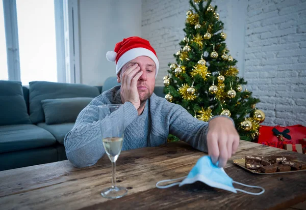 Грустный Человек Маске Дома Одиночестве Рождество Чувствуя Депрессию Траура Скучающий — стоковое фото