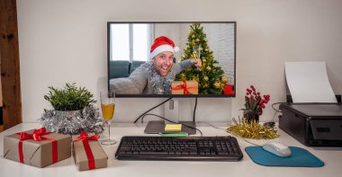 Mutlu Adam 'ın sanal Noel videosunu kutladığı bilgisayar ekranı New Normal' daki aile ve arkadaşını arıyor. Covid-19 ve Sanal Kutlama, Çevrimiçi Toplanma ve Sosyal Mesafe.