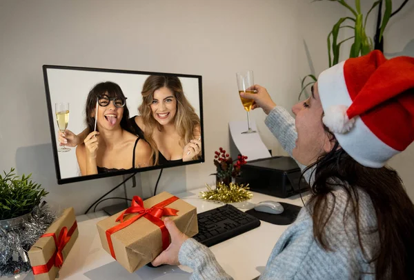 Egy Videóhíváson Pohárköszöntőt Mond Nevet Barátnőivel Virtuális Karácsonyi Bulin Coronavirus — Stock Fotó