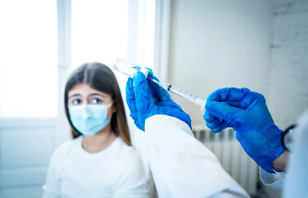 Verpleegster Die Het Coronavirusvaccin Toedient Aan Een Jonge Patiënte Met — Stockfoto