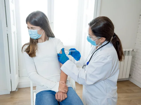 Verpleegster Die Het Coronavirusvaccin Toedient Aan Een Jonge Patiënte Met — Stockfoto