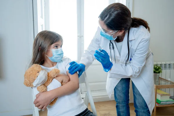 Nővér Beadja Koronavírus Vakcinát Egy Fiatal Lánynak Arcmaszkkal Orvosok Klinikáján — Stock Fotó