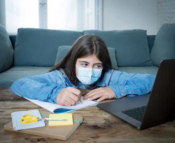 Verveeld Depressief Tiener Meisje Met Gezichtsmasker Laptop Thuis Studeren Online — Stockfoto