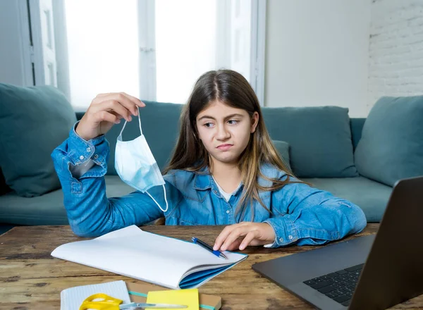 Verveeld Depressief Tiener Meisje Met Gezichtsmasker Laptop Thuis Studeren Online — Stockfoto