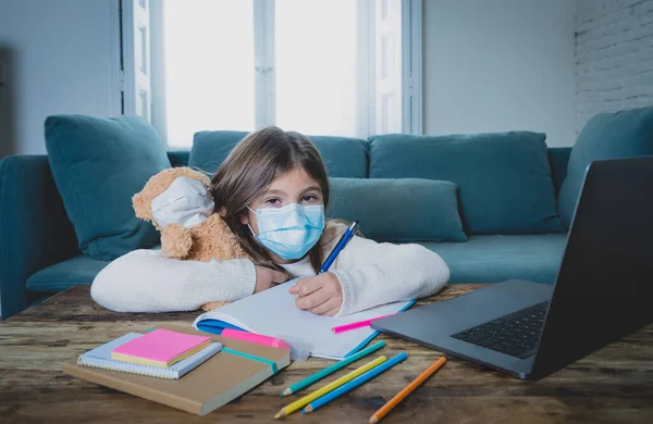 Learning Menina Entediada Deprimida Com Ursinho Pelúcia Máscara Facial Laptop — Fotografia de Stock