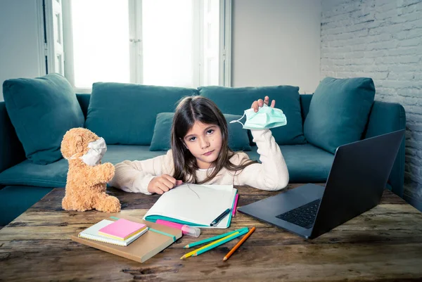 Learning Verveeld Depressief Meisje Met Teddybeer Gezichtsmasker Laptop Thuis Studeren — Stockfoto