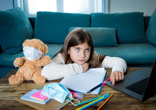 Learning Menina Entediada Deprimida Com Ursinho Pelúcia Máscara Facial Laptop — Fotografia de Stock