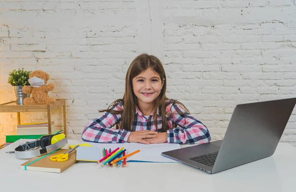 Happy Schoolgirl Laptop Studeren Online Een Virtuele Klas Afstand Het — Stockfoto