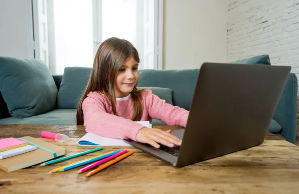 Happy Schoolgirl Sur Ordinateur Portable Étudiant Ligne Dans Une Classe — Photo