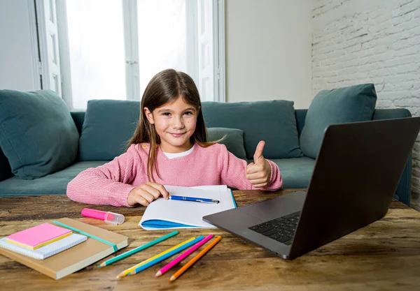 Happy Schoolgirl Laptop Studeren Online Een Virtuele Klas Afstand Het — Stockfoto