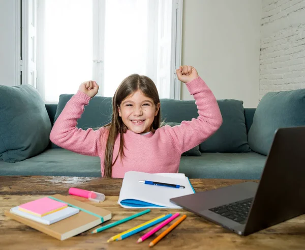 Colegiala Feliz Ordenador Portátil Que Estudia Línea Una Clase Remota — Foto de Stock