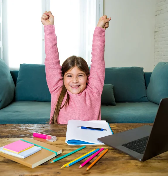 Happy Schoolgirl Sur Ordinateur Portable Étudiant Ligne Dans Une Classe — Photo