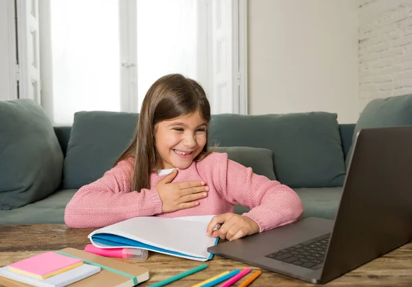 Happy Schoolgirl Laptop Studeren Online Een Virtuele Klas Afstand Het — Stockfoto