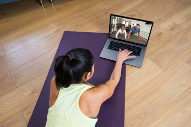 Evde egzersiz yapan insanlar dizüstü bilgisayarda online fitness sınıfına bağlanıyor. Zoom öğretim görevlisi kadın kişisel antrenör çevrimiçi vücut bakımı, sağlık ve sağlık işlerinde egzersizler.
