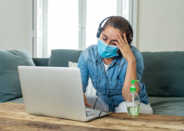 Bilgisayardaki kadın evden çalışıyor. Video konferansındaki serbest çalışan veya çalışan COVID-19 tecrit, sosyal uzaklık ve yeni normal kavram üzerinde çalışıyor..