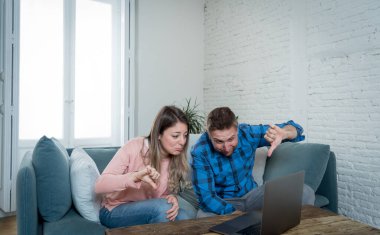 Üzgün çift videosunun evde çekilmiş görüntüsü dizüstü bilgisayarla arkadaşlarını ve ailesini arıyor. Video konferansında sohbet eden erkek ve kadın Coronavirus tecridi ve sosyal mesafeler yüzünden yorgun ve hayal kırıklığına uğramış..