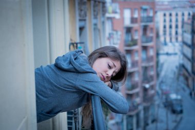 Güzel depresif, yalnız bir kadın üzgün, üzgün ve kederli bir şekilde balkona bakıyor. Kriz, depresyon ve zihinsel sağlık kavramı.
