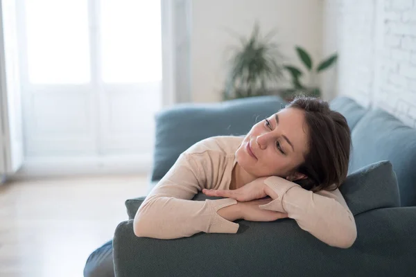 Life Style Frau Innenporträt Von Atemberaubende Kurzhaarige Junge Frau Mit — Stockfoto