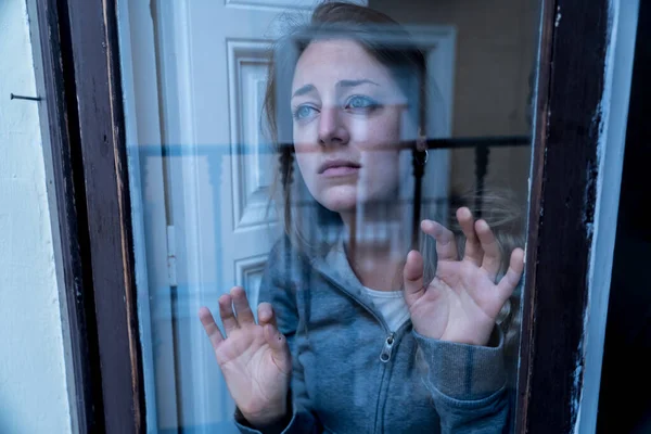 Ung Vacker Deprimerad Olycklig Kaukasiska Kvinna Ser Orolig Och Ledsen — Stockfoto