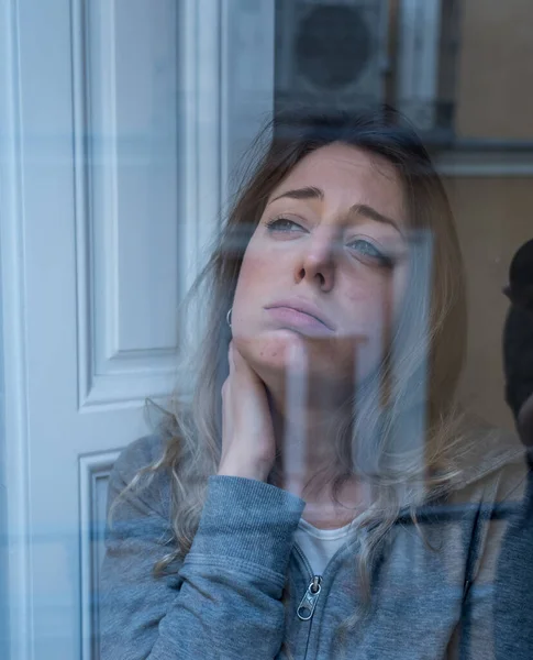 Genç Depresif Mutsuz Beyaz Bir Kadın Evinin Penceresinden Endişeli Üzgün — Stok fotoğraf