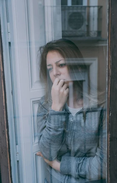 Fiatal Gyönyörű Depressziós Boldogtalan Fehér Aki Aggódik Szomorú Ablakon Keresztül — Stock Fotó