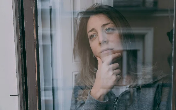 Genç Depresif Mutsuz Beyaz Bir Kadın Evinin Penceresinden Endişeli Üzgün — Stok fotoğraf